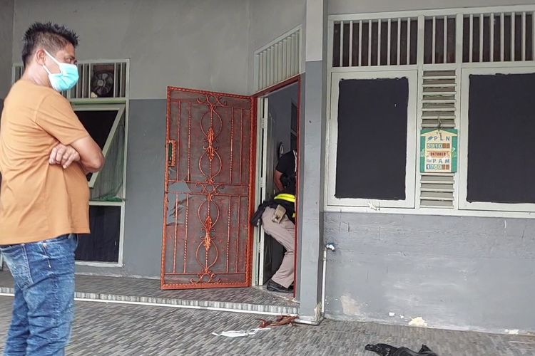 Kanit Reskrim Polsek Kalideres AKP Subartoyo memasuki tempat penemuan empat mayat yang membusuk di dalam rumah di perumahan Citra Garden, Kalideres, Jakarta Barat pada Jumat (11/11/2022)..