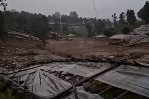 Longsor Dini Hari Timbun Puluhan Rumah Warga di Cisarua Bandung Barat