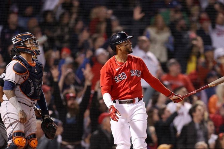 Xander Bogaerts #2 dari Boston Red Sox mencetak dua home run melawan Houston Astros pada inning pertama Game Empat Seri Kejuaraan Liga Amerika di Fenway Park pada 19 Oktober 2021 di Boston, Massachusetts.