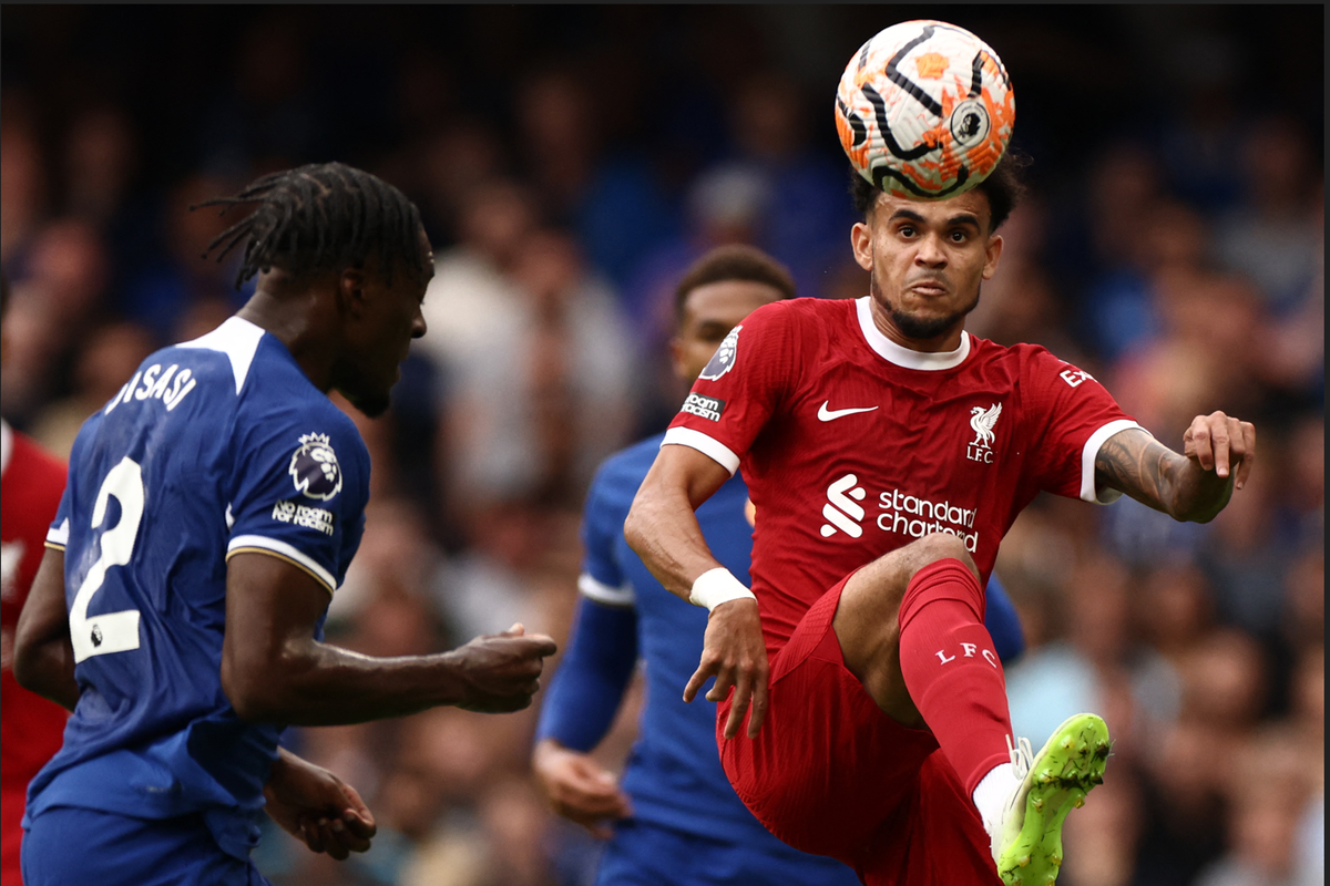 Bek Chelsea, Axel Disasi (kiri), berebut bola dengan gelandang Liverpool, Luis Diaz, dalam pekan pertama Liga Inggris 2023-24 di Stamford Bridge, Minggu (13/8/2023). Skor berakhir imbang 1-1 di mana Axel dan Luis Diaz mencetak gol bagi timnya.