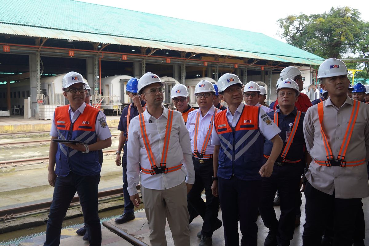 Direktur Utama KAI Bobby Rasyidin saat meninjau langsung progres pengembangan rangkaian kereta berkonsep experience, luxury, dan heritage bersama Utusan Khusus Presiden Bidang Pembinaan Generasi Muda dan Pekerja Seni Raffi Ahmad, di Balai Yasa Surabaya Gubeng, Rabu (18/2/2026).