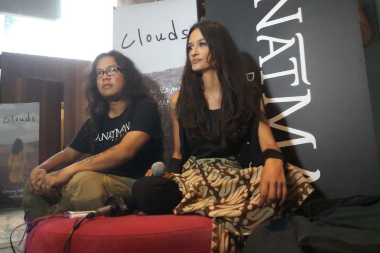 Penyanyi Rebecca Reijman (kanan) dan sutradara klip video Mahatma Putra pada peluncuran singelnya, Clouds, di kediamannya di Ciganjur, Jakarta Selatan, Rabu (20/11/2019). 