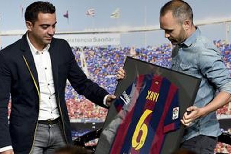 Jersey bernomor kostum 6 dan bertuliskan Xavi diberikan Andres Iniesta sebagai kado perpisahan. 
