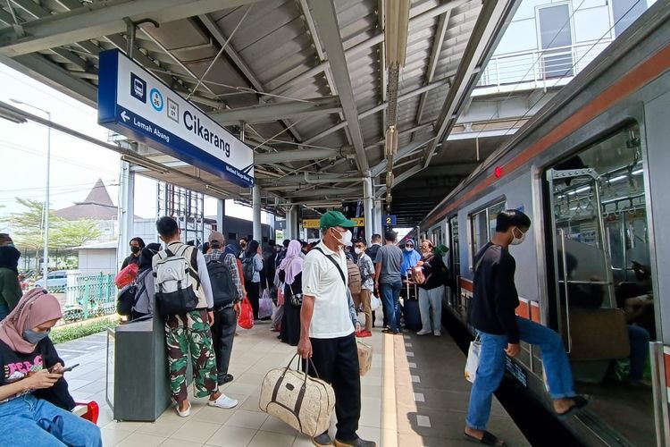 Sejumlah warga hendak pergi mudik dari Stasiun Cikarang jelang Hari Raya Idul Fitri, Kamis (20/4/2023).