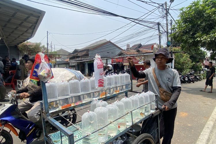 “Keadaan Sekarang Lagi Sulit Cari Duit” Syukur Pedagang Keliling Bisa Makan Gratis Setiap Rabu
