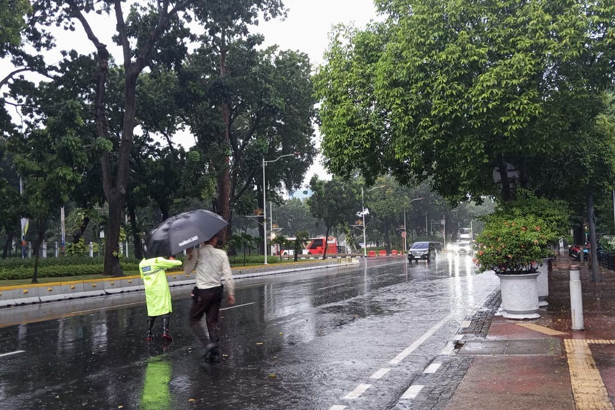 Kondisi lalu lintas di Jalan Medan Merdeka Barat, Jakarta Pusat saat hujan pada Rabu (3/7/2024).