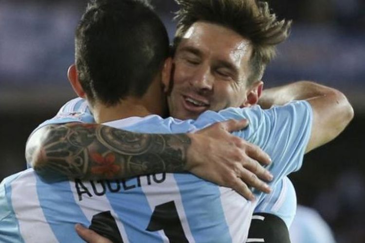 Sergio Aguero dan Lionel Messi menyelamatkan Argentina saat bermain imbang 2-2 melawan Meksiko, Selasa (8/9/2015). 
