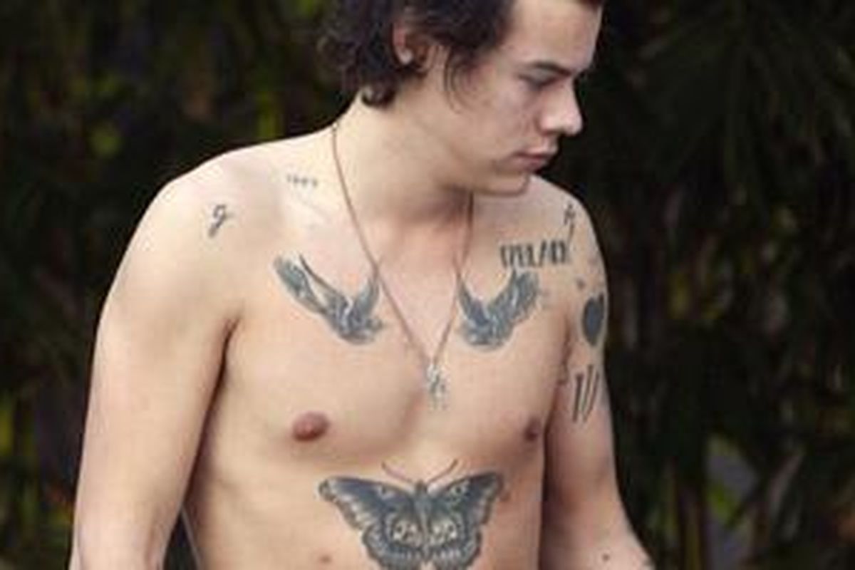 Salah satu personel One Direction, Harry Styles, memiliki sejumlah tato sebelum usianya mencapai 18 tahun. 