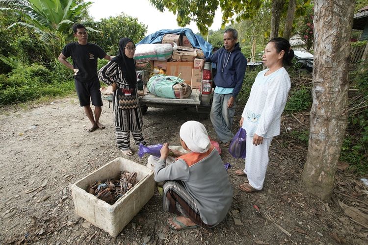 Warga Desa Alaaha di Kecamatan Ueesi, Kabupaten Kolaka Timur, Sulawesi Tenggara, tidak bisa menyeberang menggunakan kendaraan roda empat.