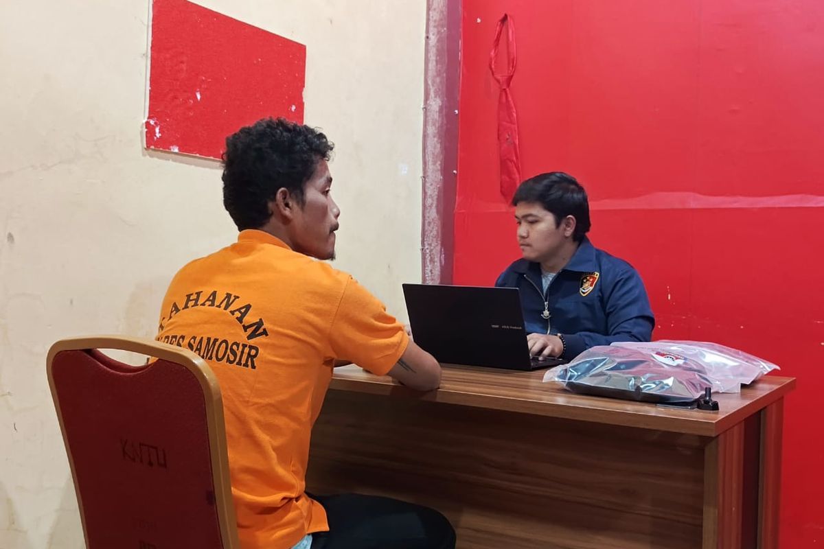 Polisi saat memeriksa Jefri Rumahorbo (27), penyedia layanan jetski di Samosir yang menganiaya kompetitornya di Perairan Danau Toba, Rabu (8/1/2025). 