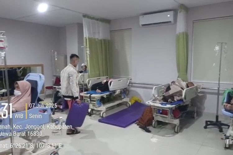 Tim reaksi cepat atau TRC BPBD dikerahkan menangani banjir akibat hujan deras di wilayah Cileungsi dan Jonggol, Kabupaten Bogor, Jawa Barat, Senin (7/7/2025) malam. Jalan hingga rumah sakit tergenang banjir tersebut.