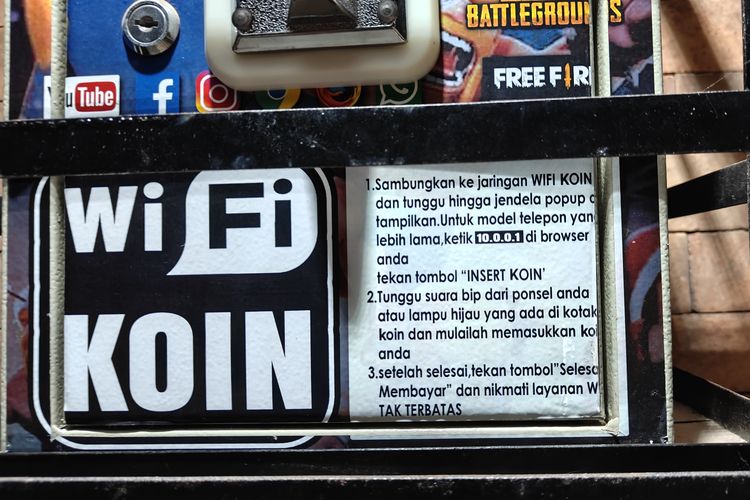 Cara menggunakan layanan WiFi Koin di Pantai Kuta, Bali.