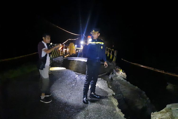 Jembatan Pailelang di Kabupaten Alor, NTT putus akibat banjir yang melanda wilayah itu