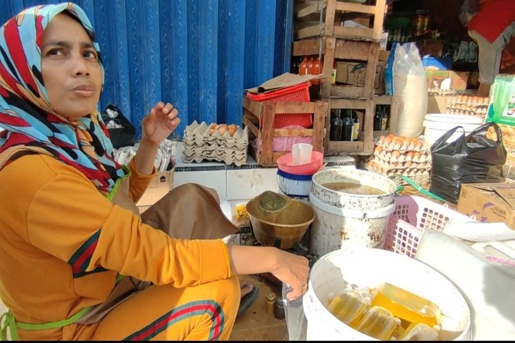 Yulia, salah satu pedagang Pasar Sumber Cirebon menyebut, banyak pembelinya mengeluhkan terkait penggunaan aplikasi peduli lindungi dan juga penyertaan fotokopi KTP. Warga mengaku sulit dan ribet. Mereka berharap penjualan kembali normal.