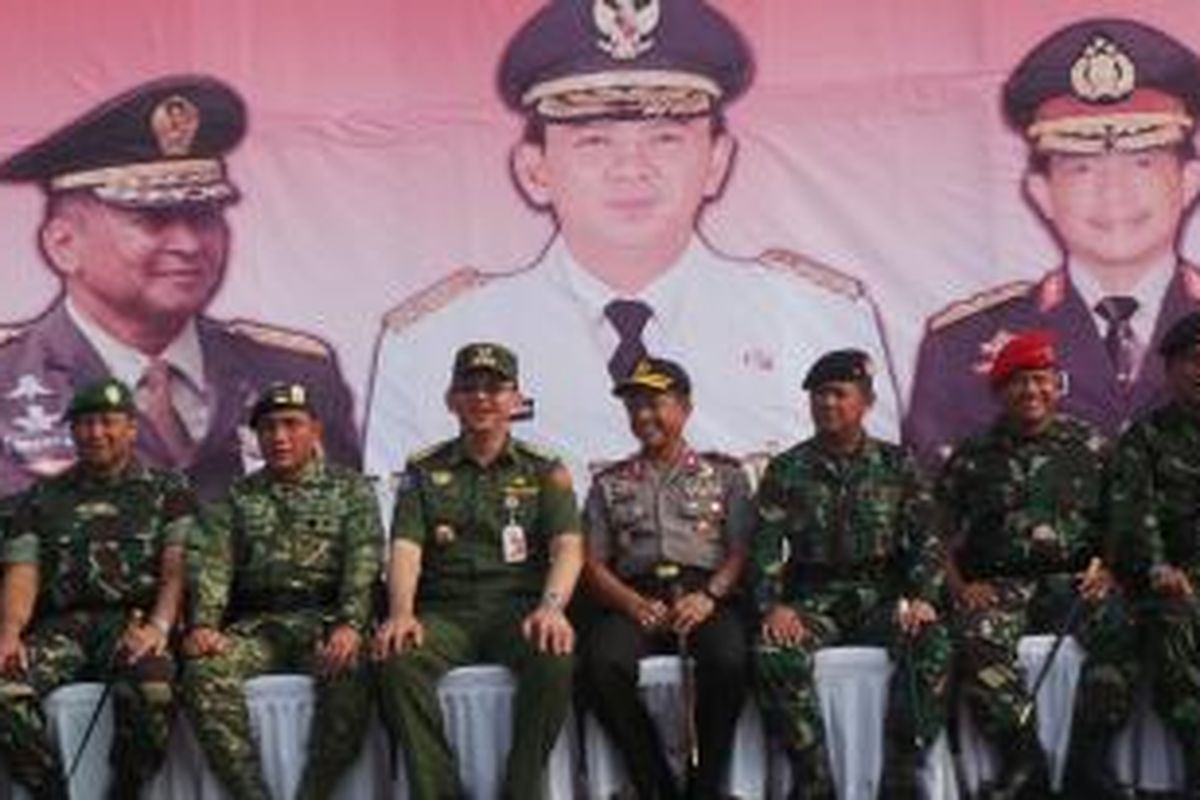 Gubernur DKI Jakarta Basuki Tjahaja Purnama memimpin apel pengamanan bersama Kapolda Metro Jaya Irjen Pol Tito Karnavian, Pangkostrad Letjen Edi Rahmayadi, dan Pangdam Jaya Mayjen TNI Teddy Lhaksmana, di Silang Selatan Monas, Jakarta, Senin (17/1/2016).