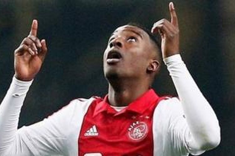 Gelandang Ajax Amsterdam, Riechedly Bazoer, merayakan golnya ke gawang Dnipro Dnipropetrovsk pada babak 16 besar Liga Europa 2014-2015.