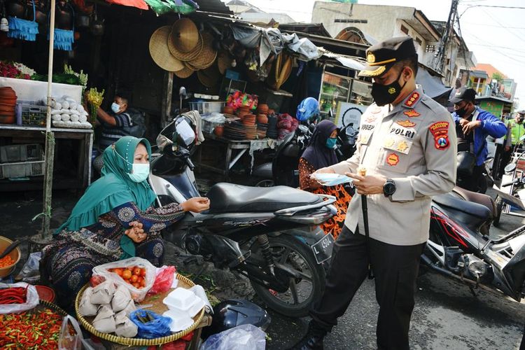 Kombes Pol A Yusep Gunawan Saat Membagikan Masker di Pasar Tradisional Surabaya, Rabu (3/1/2022).