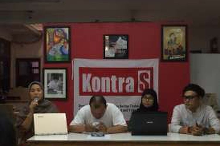 Koordinator Jikalahari Woro Supartinah, peneliti Indonesia Corruption Watch Emerson Yuntho, Peneliti Indonesian Center for Environment Law (ICEL) Isna Fatimah, dan Kepala Divisi Advokasi Hak Ekonomi Sosial Kontras Jakarta, Ananto Setiawan dalam diskusi media di Sekretariat Kontras, Jakarta, Senin (3/10/2016).