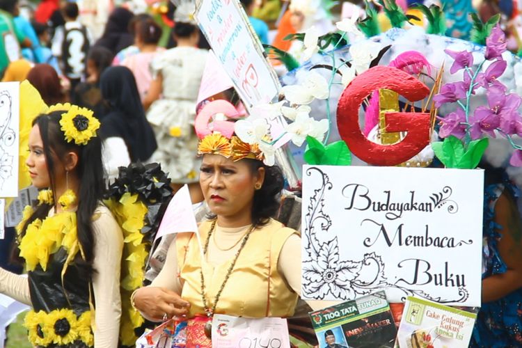 Peserta Karnaval Literasi Gramedia Hari Ibu di Lombok Utara, Jumat (22/12/2017).