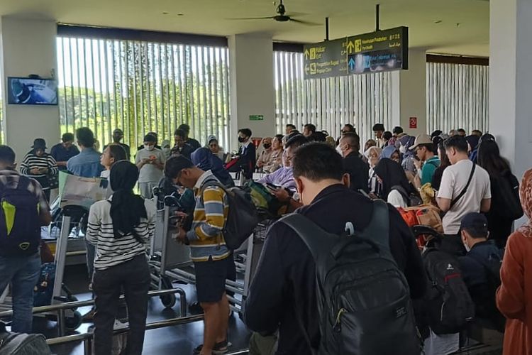 Antrean penumpang pesawat saat di Bandara Internasional Banyuwangi 