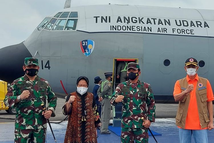 Menteri Sosial Tri Rismaharini bersama Kepala BNPB Doni Monardo meninjau dan memberikan bantuan untuk korban gempa di Majene dan Mamuju Sulawesi Barat, Jumat (15/1/2021).