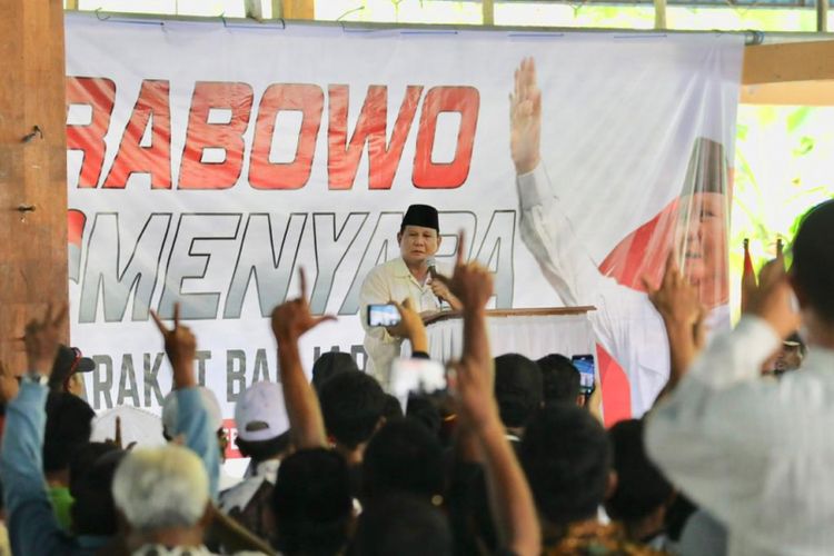 Calon presiden nomor urut 02 Prabowo Subianto saat menyapa masyarakat, tokoh adat dan tokoh agama di Padepokan Pencak Silat, Wanadadi, Banjarnegara, Jawa Tengah, Rabu (13/2/2019).