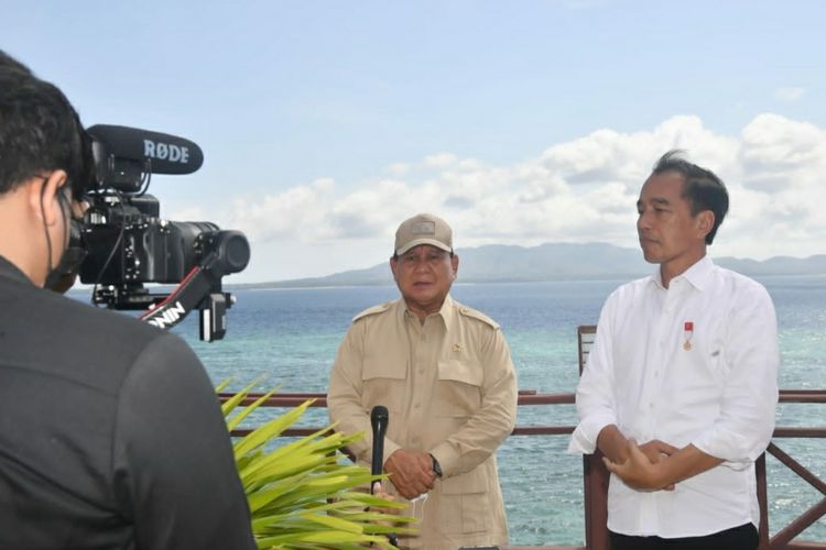 Presiden Joko Widodo dan Menteri Pertahanan Prabowo Subianto memberikan keterangan pers di kawasan terluar RI di Maluku Barat Daya, Maluku, Kamis (15/9/2022). 