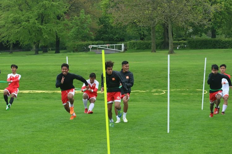 Skuad Garuda Select menjalani latihan di Aston Recreation Centre Birmingham jelang laga melawan Chelsea U-16 pada Sabtu (11/5/2019).