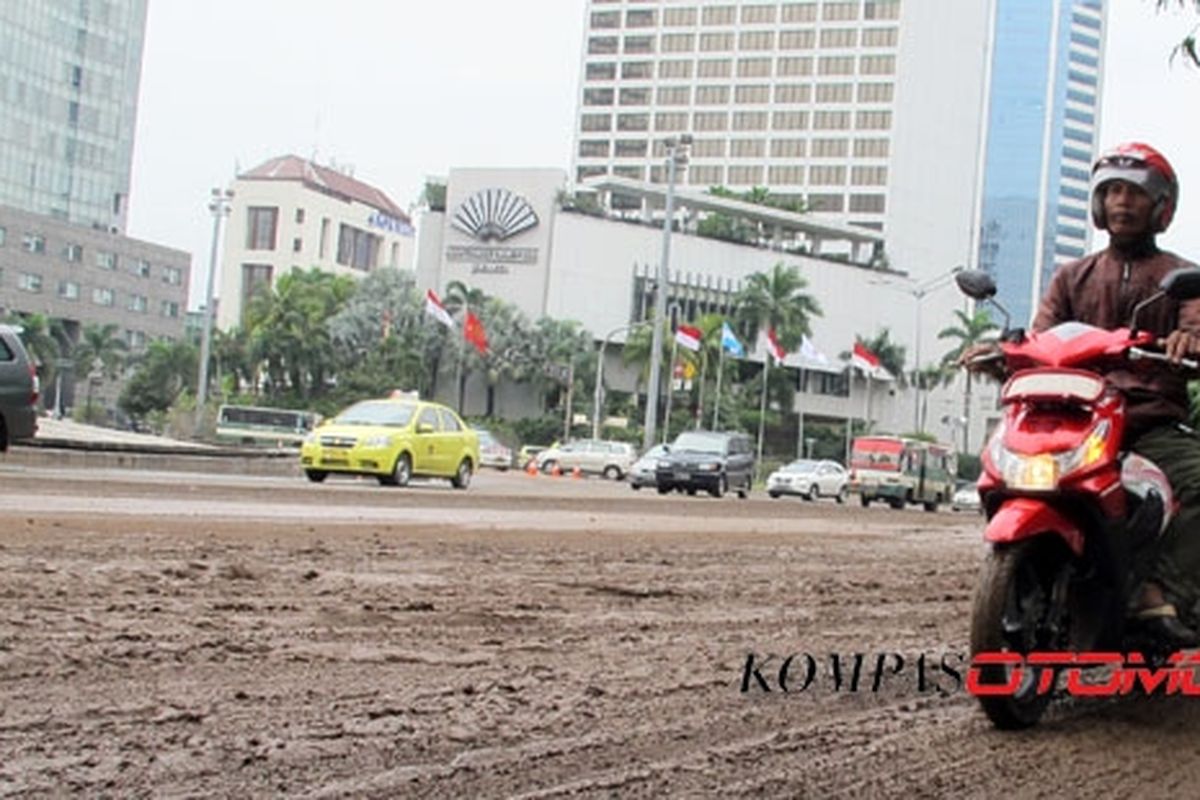 Lumpur yang berpotensi membuat sepeda motor selip di sejumlah ruas jalan. Hati-hati melewatinya.