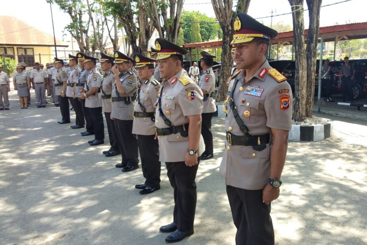 Brigjen Polisi Johanes Asadoma (kanan), saat proses serah terima jabatan di Mapolda NTT, Jumat (9/11/2018)