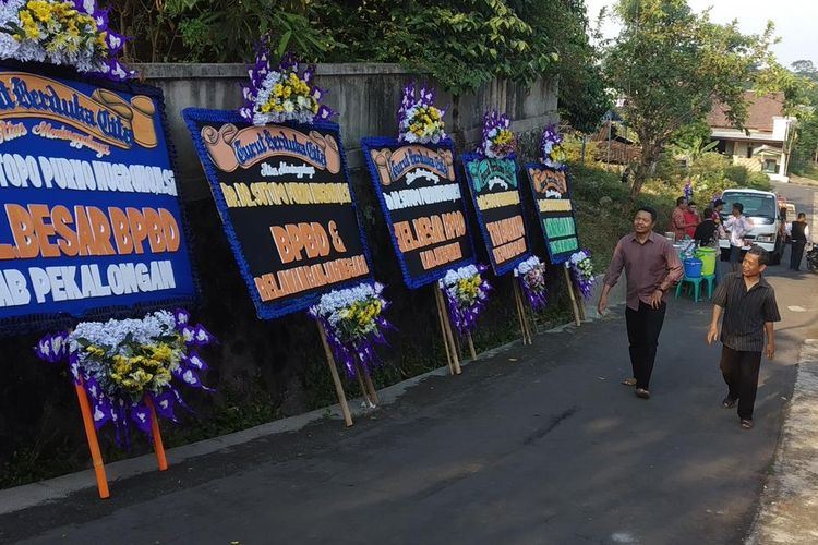 Karangan bunga ucapan belasungkawa terpasang di jalan depan rumah duka Sutopo di Surodadi RT 007/RW 009, Siswodipuran, Boyolali, Jawa Tengah, Minggu (7/7/2019).