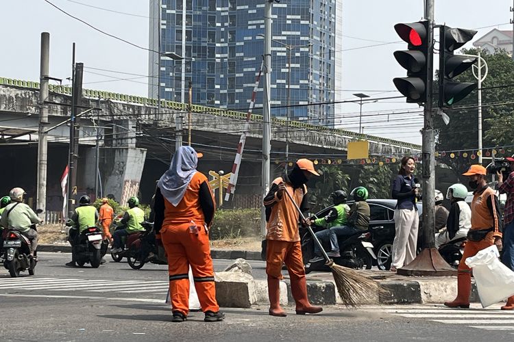 Petugas PPSU Temukan Selongsong Gas Air Mata, Kayu, dan Batu di Jalan Pejompongan Usai Ricuh