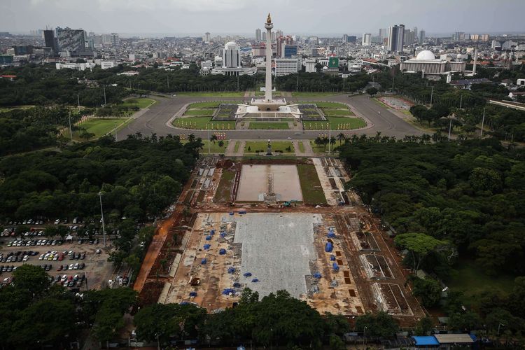 Kondisi kawasan Monumen Nasional setelah penebangan 205 pohon untuk revitalisasi di Jakarta Pusat, Selasa (4/2/2020). Pemprov DKI Jakarta memutuskan untuk menghentikan sementara proyek revitalisasi sisi selatan kawasan Monas, Jakarta Pusat. Sebelumnya, menurut kontraktor, pengerjaan revitalisasi Monas sudah 88 persen. Ditargetkan rampung pada 15 Februari 2019.