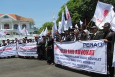 Tolak RUU Advokat, Puluhan Pengacara di Banyuwangi Demo Pakai Toga
