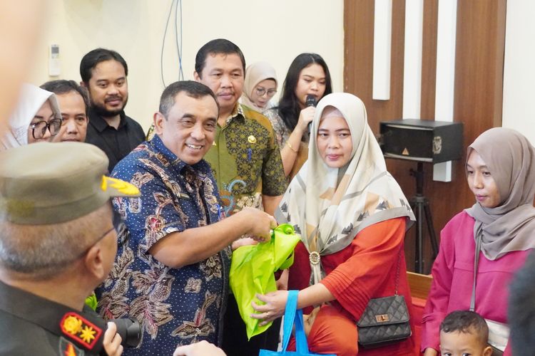 Deputi Bidang Kerawanan Pangan dan Gizi NFA Nyoto Suwignyo saat menghadiri Penyaluran Perdana Bantuan Penanganan Stunting tahun 2024, di Kota Bekasi, Jawa Barat, Jumat (15/3/2024).