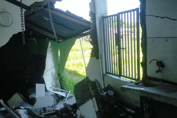 Salah satu rumah yang rusak lantaran tanah ambles di Perumahan Graha Mutiara Indah, Desa Mojosarirejo, Kecamatan Driyorejo, Gresik, Jawa Timur.