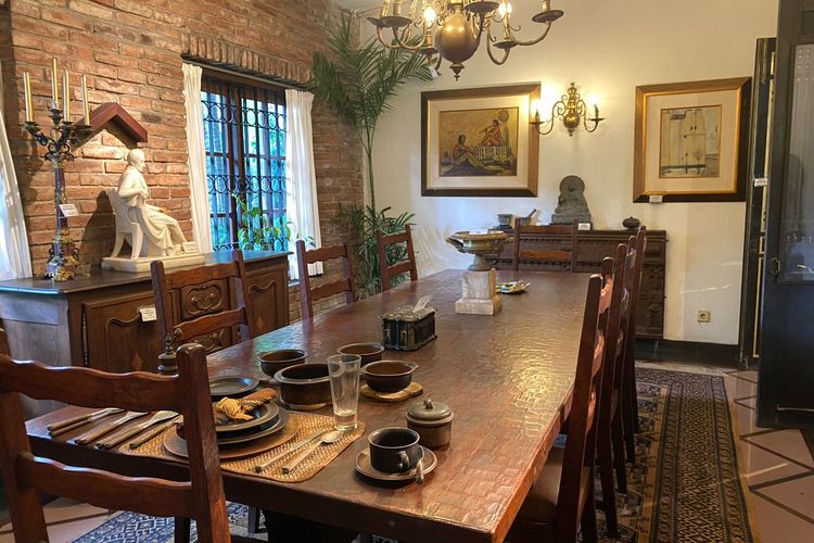 Ruang makan pribadi Sjahrial Djalil, sang pemilik rumah sekaligus Museum di Tengah Kebun