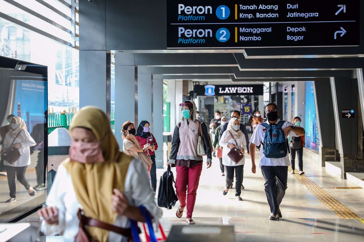 Pekerja kantoran saat keluar dari Stasiun Sudirman di Jakarta Pusat, Senin (8/6/2020). Pemprov DKI Jakarta mengizinkan perkantoran kembali beroperasi sejak hari ini, namun dengan penerapan protokol kesehatan.