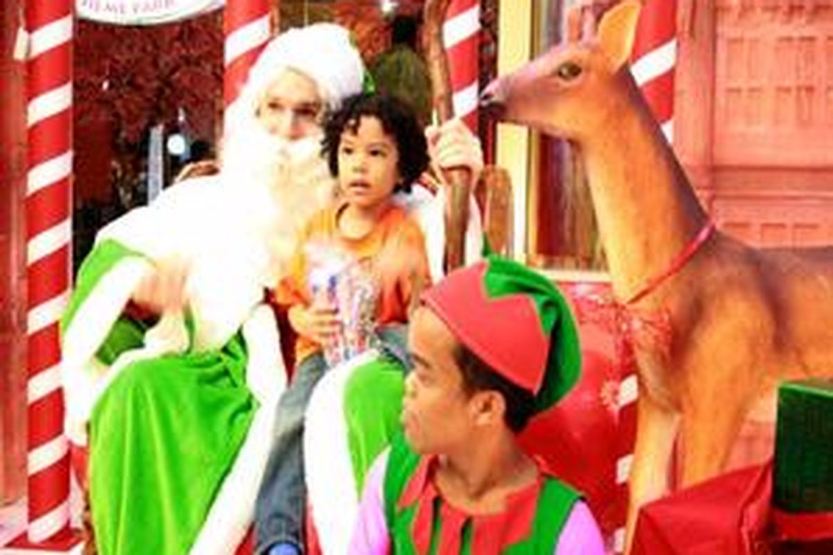 Mall of Indonesia menggelar The Santa Claus Conference, mendatangkan tokoh "Santa Claus" dari Inggris, Spanyol, Jerman, Jepang, Korea, Cina, Indonesia, hingga 2 Januari 2010.