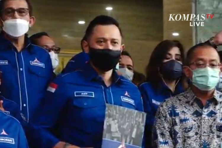 Ketua Umum Partai Demokrat Agus Harimurti Yudhoyono (AHY) menyampaikan keterangan usai bertemu dengan Direktur Jenderal Administrasi Hukum Umum Cahyo Rahadian Muzhar di kantor Kementerian Hukum dan HAM, Senin (8/3/2021).