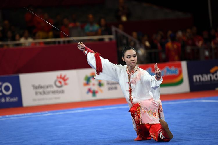 Atlet Indonesia Lindswell beraksi pada nomor Taijijian Putri Wushu Asian Games 2018 di JIExpo, Kemayoran, Jakarta, Senin (20/8/2018). ANTARA FOTO/INASGOC/Ismar Patrizki/nak/18.