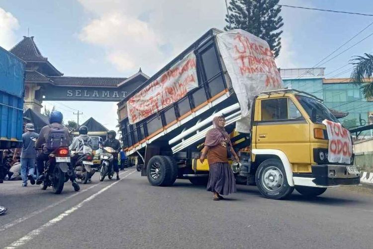 Massa tolak pelarangan truk Odol blokade jalan pantura