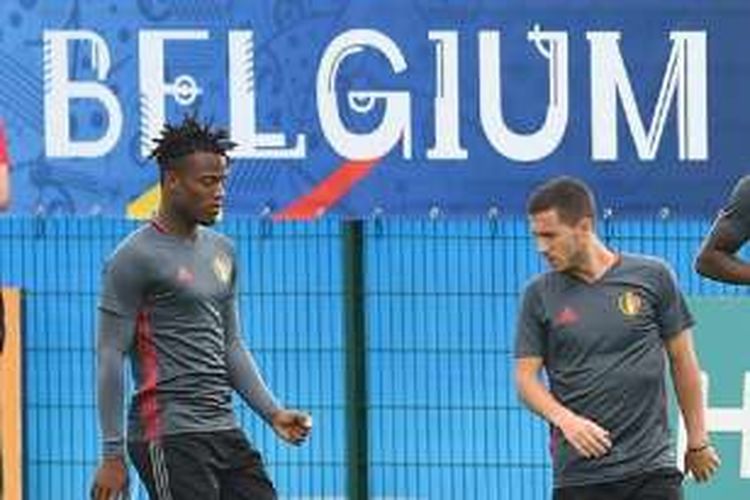 Michy Batshuayi dan Eden Hazard berlatih bersama tim nasional Belgia di Le Hallan pada Kamis (30/6/2016). 
