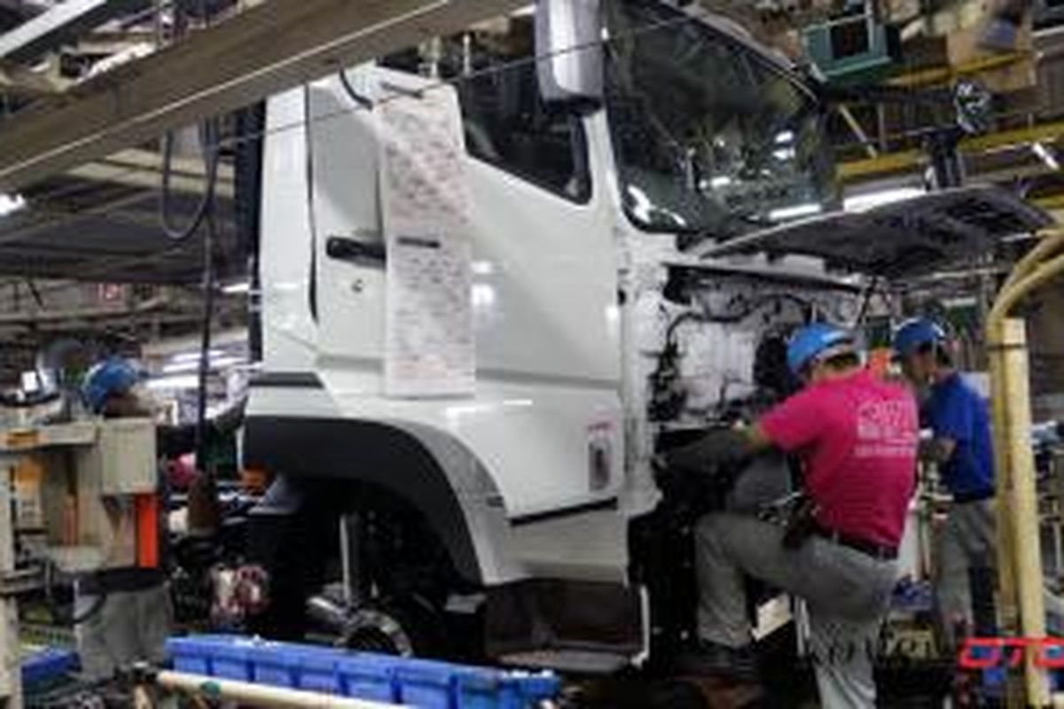 Para pekerja di pabrik Mitsubishi Fuso di Kawasaki, Jepang, sedang memproduksi truk heavy duty.