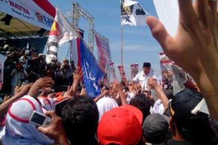 Dengan diusung para ajudan, calon presiden Prabowo Subianto berjoget di tengah kerumunan warga saat berkampanye di Palembang, Kamis (12/6/2014).
