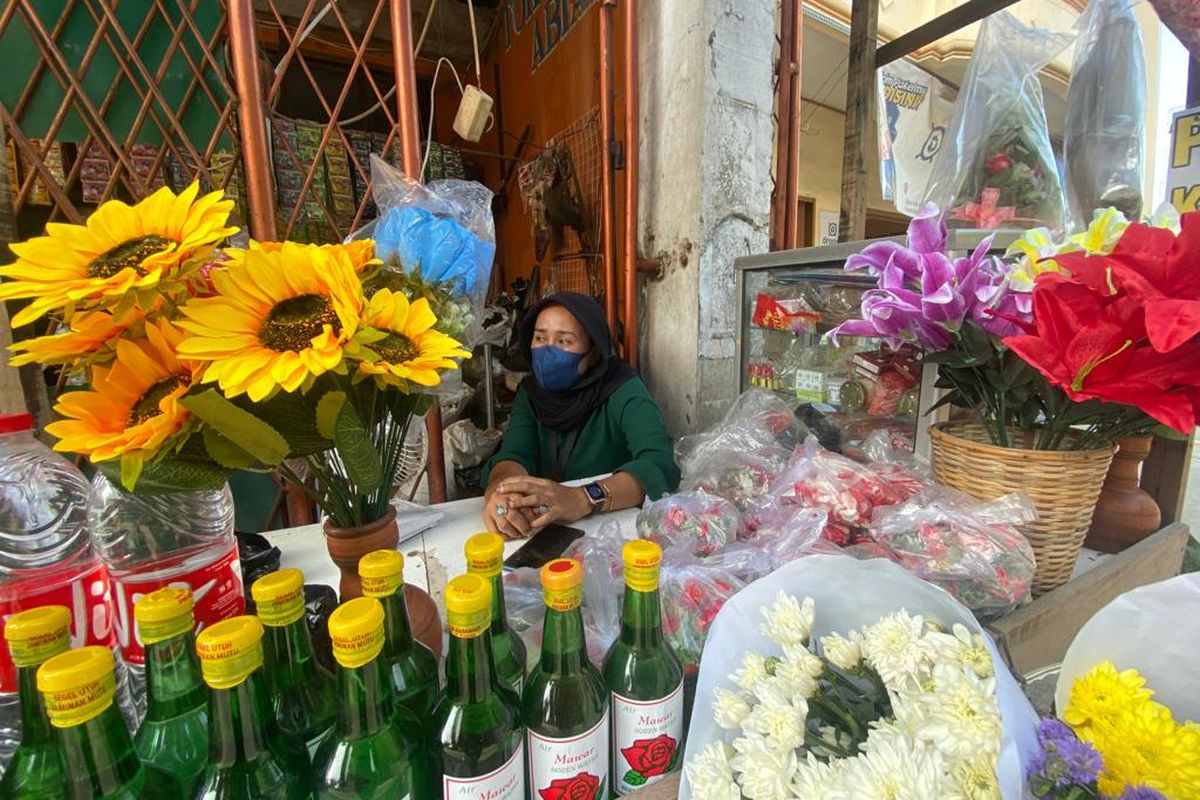 Penjual kembang, Fitri (42) tengah berjualan di warung kembangnya yang berlokasi di Jalan Rorotan IX, Rorotan, Cilincing, Jakarta Utara pada Selasa (21/3/2023).