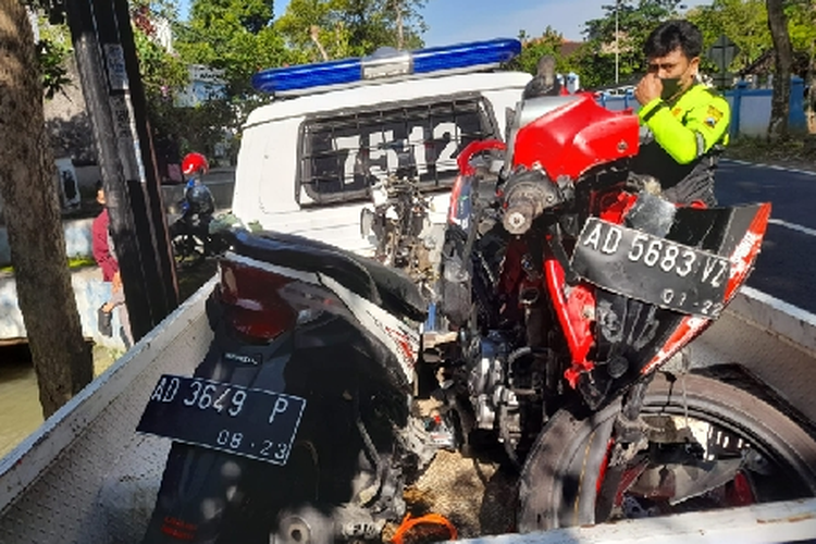 Potret kendaraan sepeda motor dalam kecelakaan karambol di Karanganyar, Jawa Tengah, Minggu (6/2/2022)