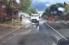 Cipratkan Air di Jalanan ke Arah Pejalan Kaki, Sopir Minibus Dipecat