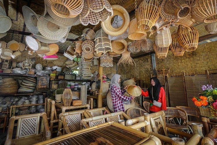 Ilustrasi pelaku UMKM kerajinan tangan.