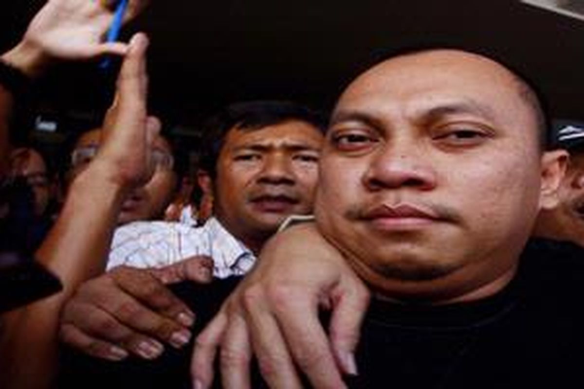 Mantan pegawai Ditjen Pajak golongan III A, Gayus H Tambunan dengan pengawalan aparat meninggalkan Bandara Soekarno-Hatta, Jakarta, Rabu (31/3/2010). Sebelumnya tim Polri dan satgas pemberantasan mafia hukum melakukan penjemputan terhadap Gayus yang melarikan diri ke Singapura.